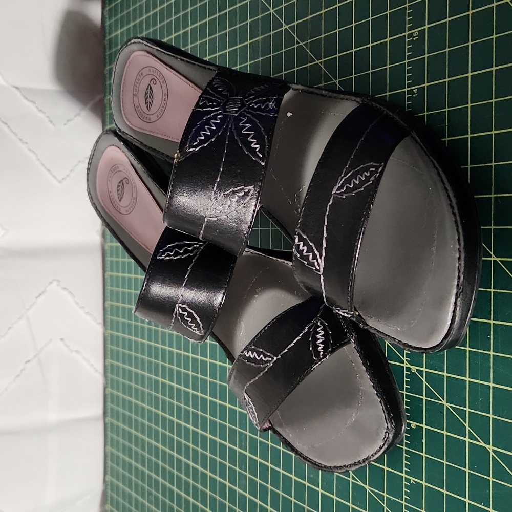 Nurture Size 8.5 wedge low heels
